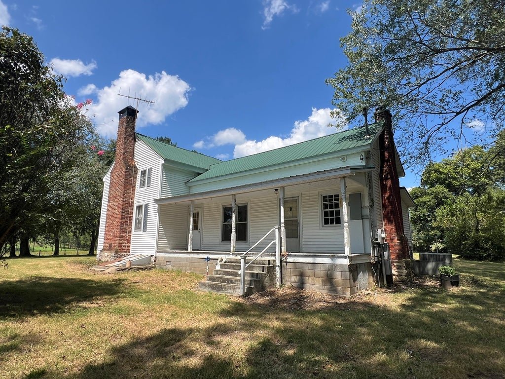 Existing farmhouse on the 5718 Carters Creek Pike property acquired by Parks 360 Development