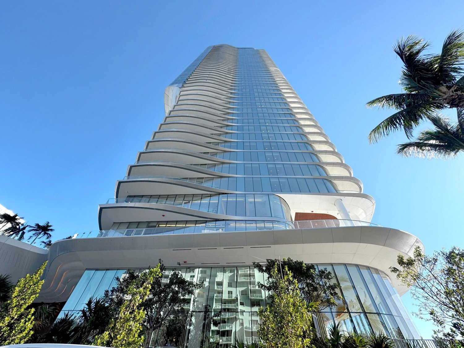 Adrian Smith + Gordon Gill adds skyscraper to Miami waterfront